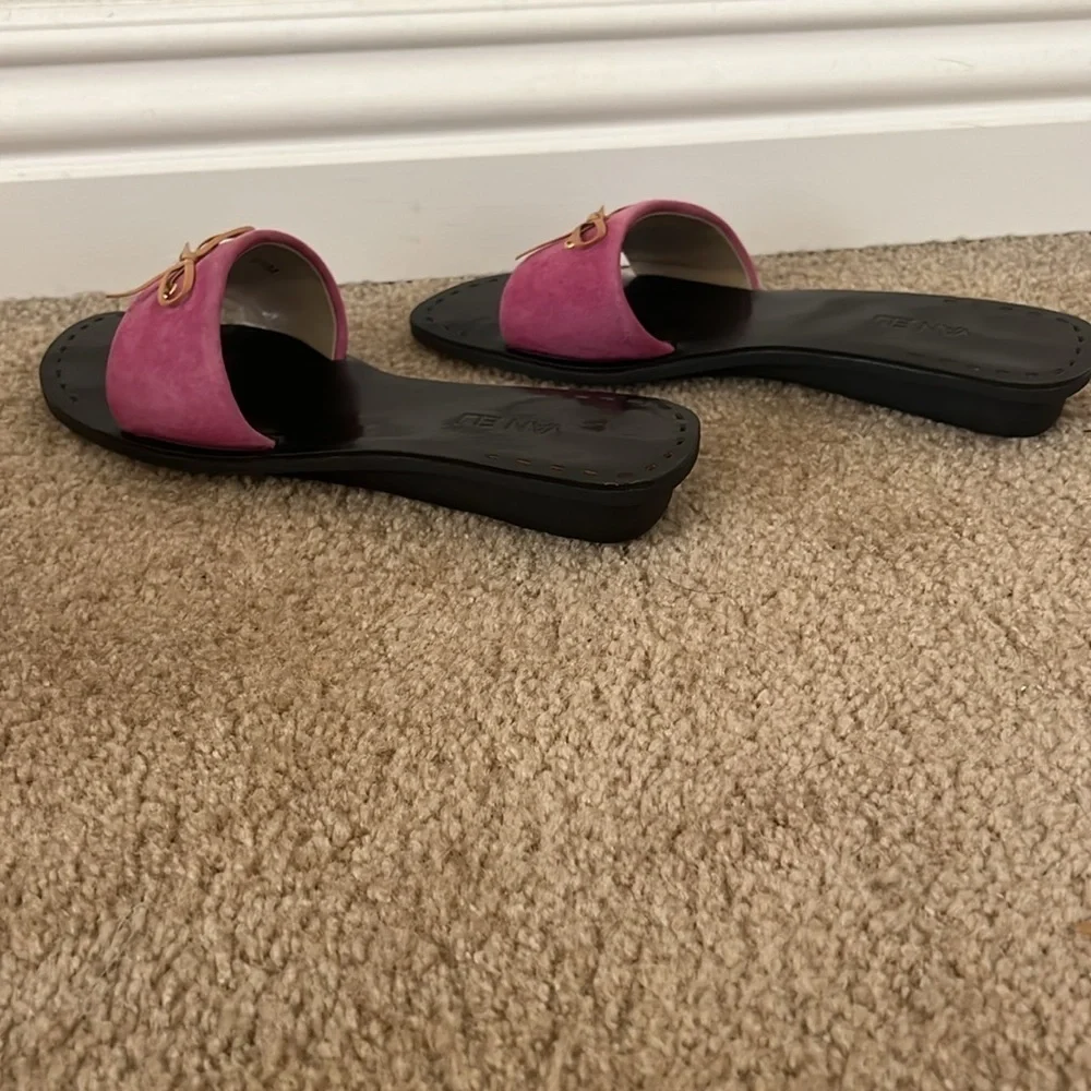 Vaneli fuchsia suede